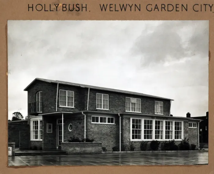 Framed Print : Hollybush PH, Welwyn Garden City, Hertfordshire Framed Print : Hollybush PH, Welwyn Garden City, Hertfordshire