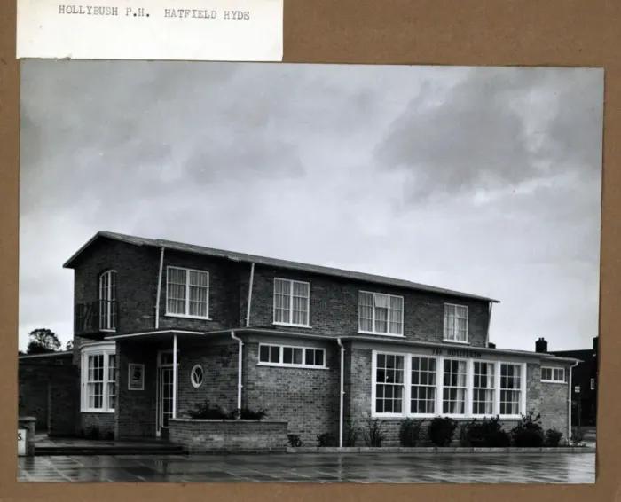 Framed Print : Hollybush PH, Welwyn Garden City, Hertfordshire Framed Print : Hollybush PH, Welwyn Garden City, Hertfordshire