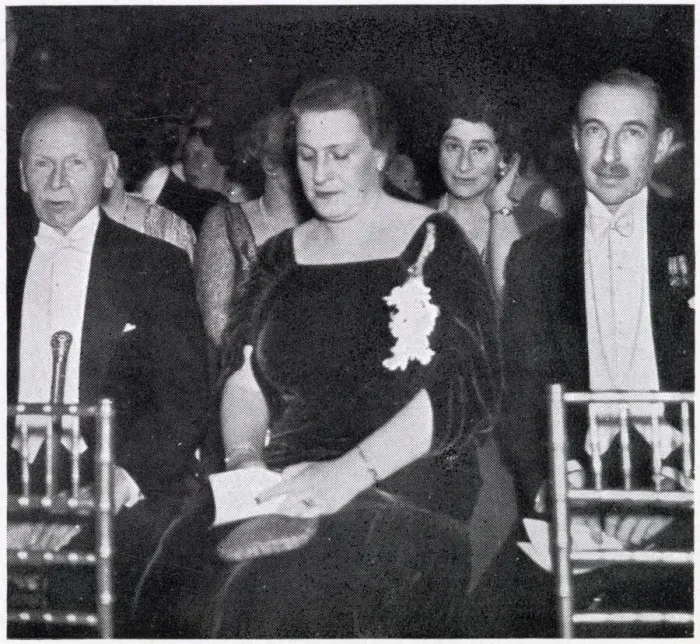 Framed Print : The Hon. Donough & Mrs O Brien and Percival Griffiths (right Framed Print : The Hon. Donough & Mrs O Brien and Percival Griffiths (right