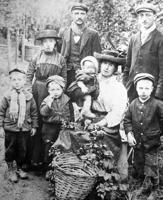 Framed Print : Hop pickers in Kent - Victorian period Framed Print : Hop pickers in Kent - Victorian period