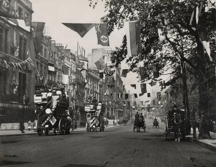 Framed Print : Horse-drawn buses and carriages ride along London's Piccadilly, a few days before the coronation of King Edward VII. Date: August 1902 Framed Print : Horse-drawn buses and carriages ride along London's Piccadilly, a few days before the coronation of King Edward VII. Date: August 1902
