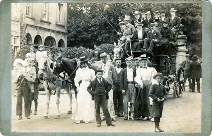 Framed Print : Horse-drawn Carriage with Holidaymakers, Shanklin, Isle of W Framed Print : Horse-drawn Carriage with Holidaymakers, Shanklin, Isle of W