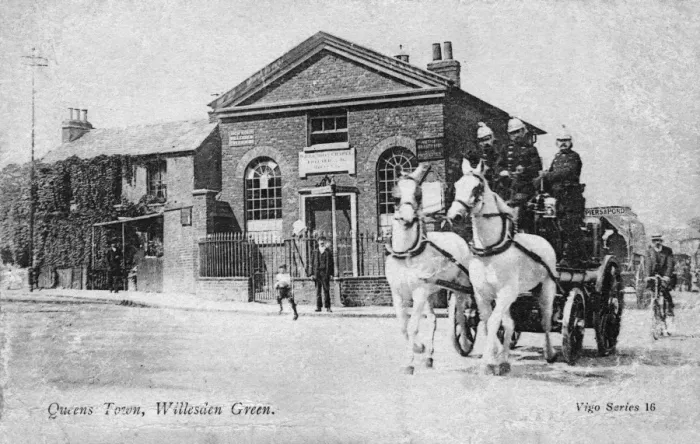 Framed Print : Horse-drawn fire engine with crew, Willesden, London Framed Print : Horse-drawn fire engine with crew, Willesden, London