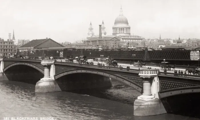 Framed Print : Horse drawn traffic on Blackfriars Bridge, London Framed Print : Horse drawn traffic on Blackfriars Bridge, London