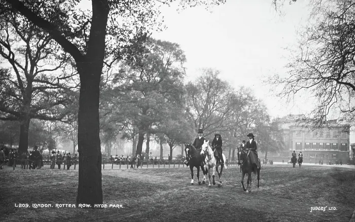 Framed Print : Horse Riders in Hyde Park Framed Print : Horse Riders in Hyde Park