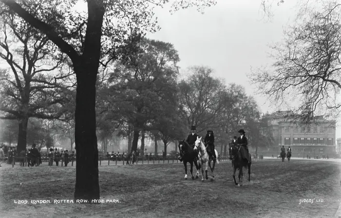 Framed Print : Horse Riders in Hyde Park Framed Print : Horse Riders in Hyde Park
