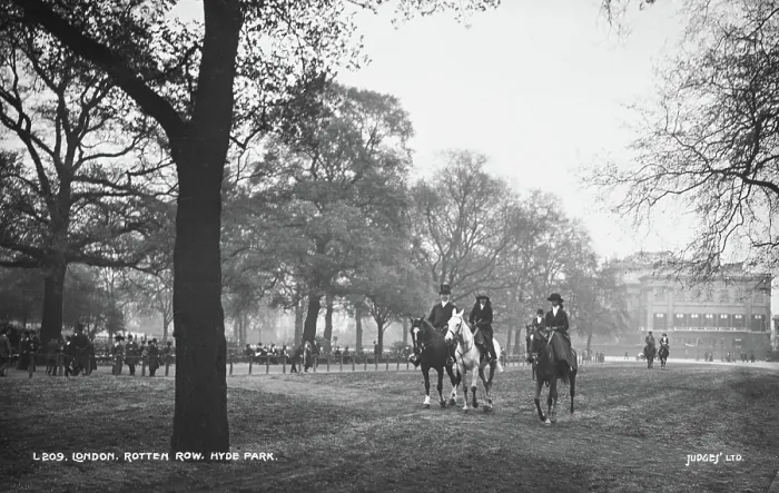 Framed Print : Horse Riders in Hyde Park Framed Print : Horse Riders in Hyde Park