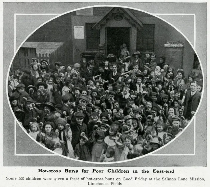 Framed Print : Hot-cross buns for poor children in the East-end of London Framed Print : Hot-cross buns for poor children in the East-end of London