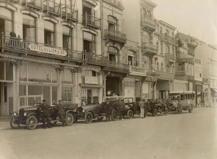Framed Print : Hotel du Lion d'Or, La Digue, Heyst-sur-Mer (Heist-aan-Zee), West Flanders, Belgium, with cars parked in the roadway. Date: circa 1910s