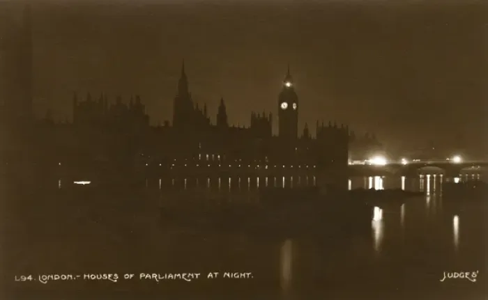 Framed Print : The Houses of Parliament at Night - London, England Framed Print : The Houses of Parliament at Night - London, England