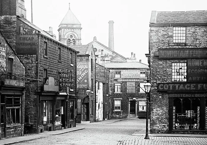 Framed Print : Howe Street, Burnley, Lancashire, early 1900s Framed Print : Howe Street, Burnley, Lancashire, early 1900s