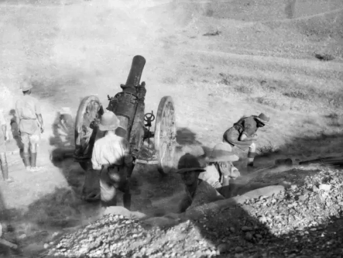 Framed Print : Howitzer in action in the desert, WW1 Framed Print : Howitzer in action in the desert, WW1