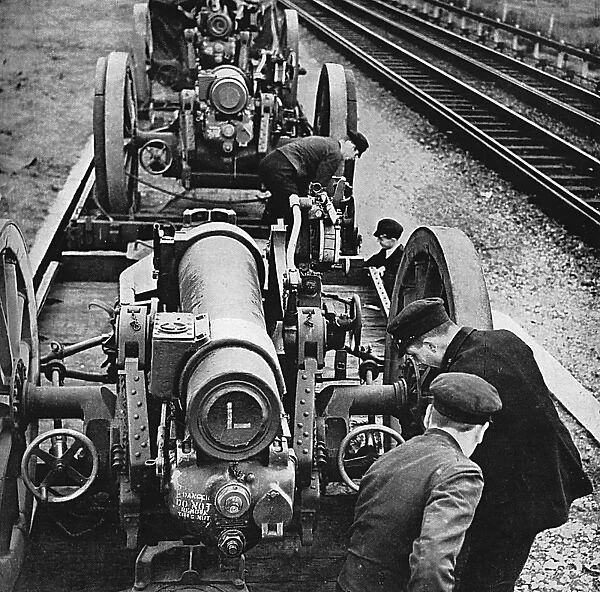 Howitzers being unloaded at a railway station, 1939