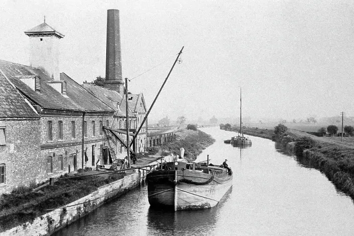 Framed Print : Hull Bridge near Beverley - Canal barge Framed Print : Hull Bridge near Beverley - Canal barge