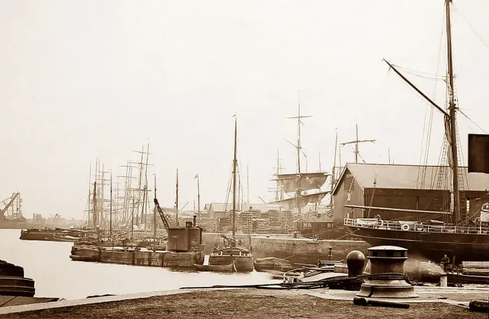 Framed Print : Hull docks, Victorian period
