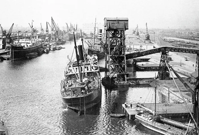 Framed Print : Hull - King George Dock Framed Print : Hull - King George Dock