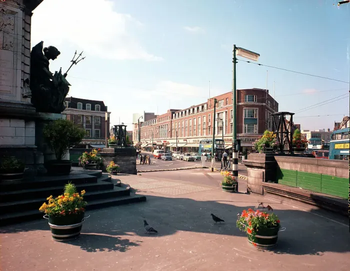 Framed Print : Hull - Queen Victoria Square Framed Print : Hull - Queen Victoria Square