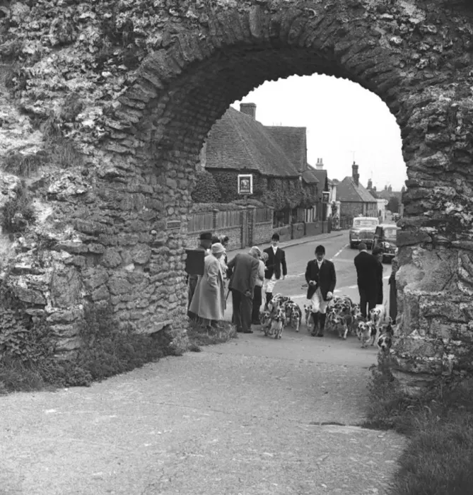 : Huntsmen with beagles, Pevensey Castle, East Sussex : Huntsmen with beagles, Pevensey Castle, East Sussex