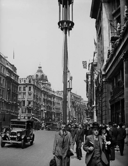 Framed Print : Hurrying to the office, Knightsbridge, London Framed Print : Hurrying to the office, Knightsbridge, London