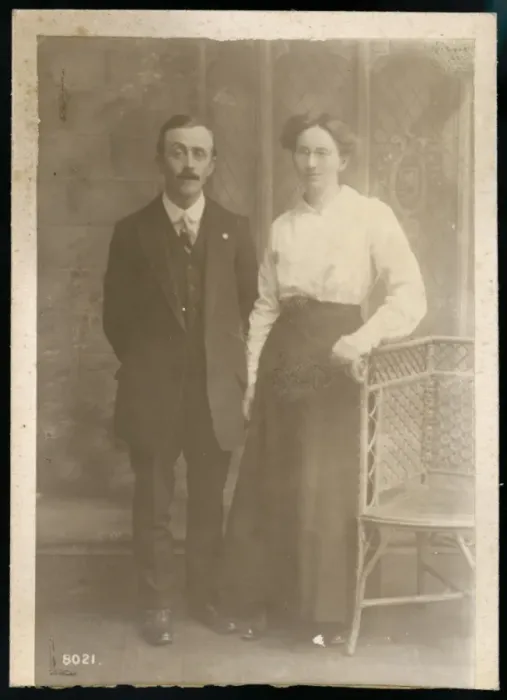 Framed Print : Husband / Wife Woodston Framed Print : Husband / Wife Woodston