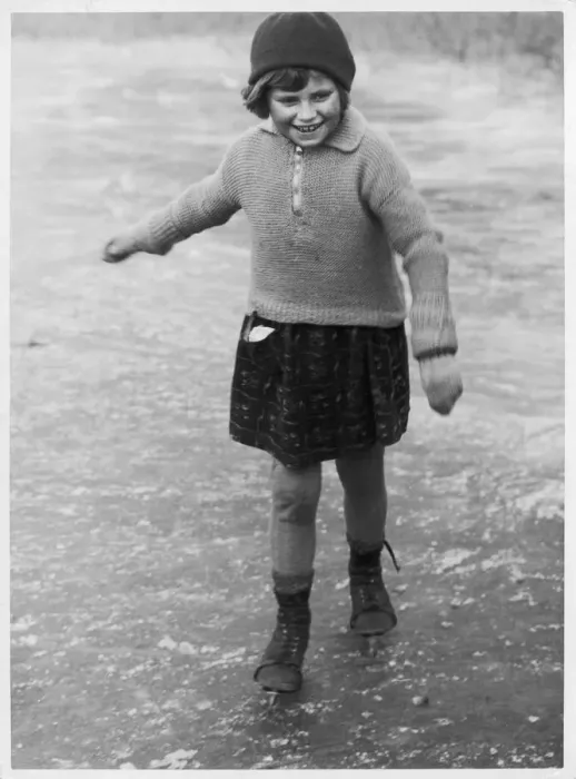 Framed Print : ICE SKATING GIRL 1930S Framed Print : ICE SKATING GIRL 1930S