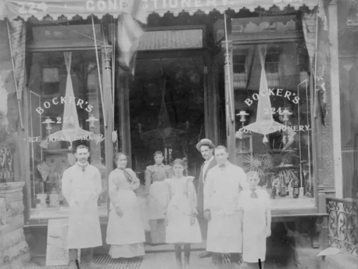 Framed Print : An icecream parlour in New York Framed Print : An icecream parlour in New York