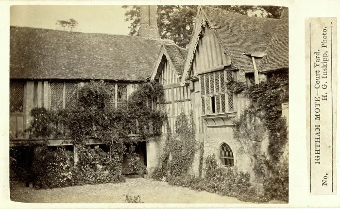 Framed Print : Ightham Mote Courtyard, Kent Framed Print : Ightham Mote Courtyard, Kent
