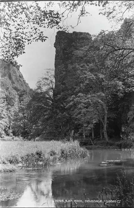 Framed Print : Ilam Rock in Dovedale Framed Print : Ilam Rock in Dovedale