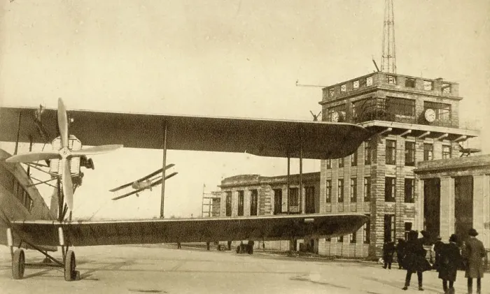 Framed Print : Imperial Airways arriving from France, Croydon Aerodrome Framed Print : Imperial Airways arriving from France, Croydon Aerodrome