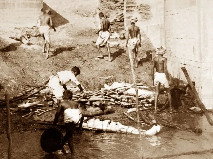 Framed Print : India - Benares preparing bodies for cremation early 1900s Framed Print : India - Benares preparing bodies for cremation early 1900s
