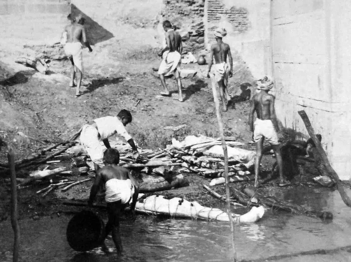 Framed Print : India - Benares preparing bodies for cremation early 1900s Framed Print : India - Benares preparing bodies for cremation early 1900s