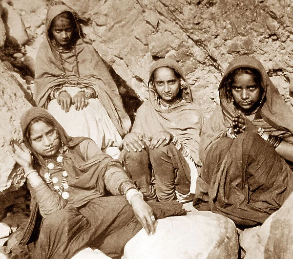 India - Bhujji Girls - River Sutlej early 1900s