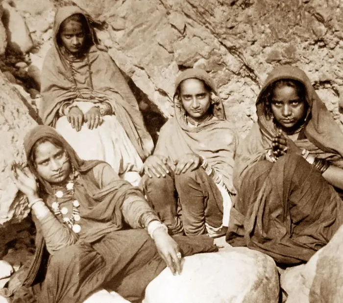 Framed Print : India - Bhujji Girls - River Sutlej early 1900s