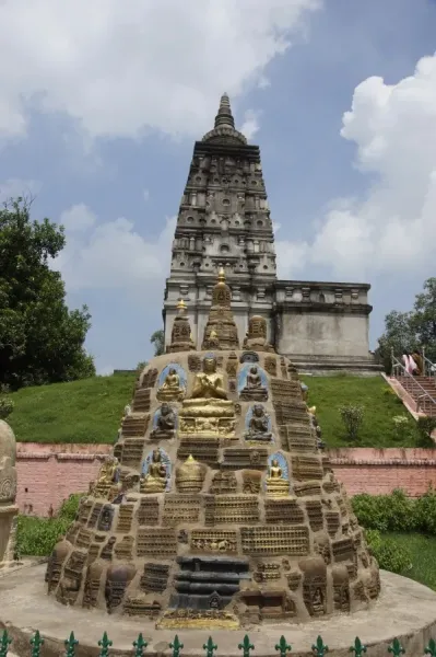 India Bihar Bodh Gaya Small Buddha Pyramide Print