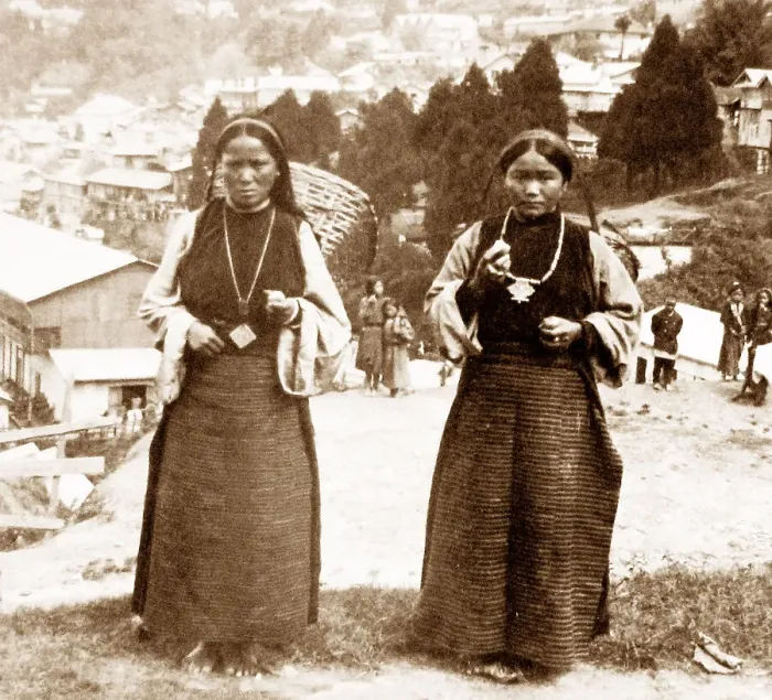 Framed Print : India - Darjeeling - Nepalese porters early 1900s Framed Print : India - Darjeeling - Nepalese porters early 1900s