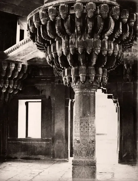 Framed Print : India - Fatehpur Sikri. Pillar in the Diwan-i-Khas Framed Print : India - Fatehpur Sikri. Pillar in the Diwan-i-Khas