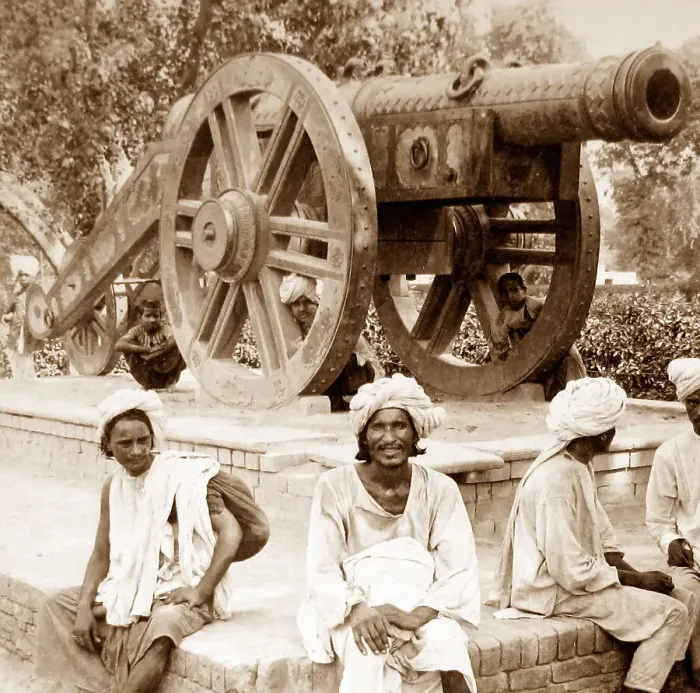 Framed Print : India - Lahore - the Zamramah Gun early 1900s Framed Print : India - Lahore - the Zamramah Gun early 1900s