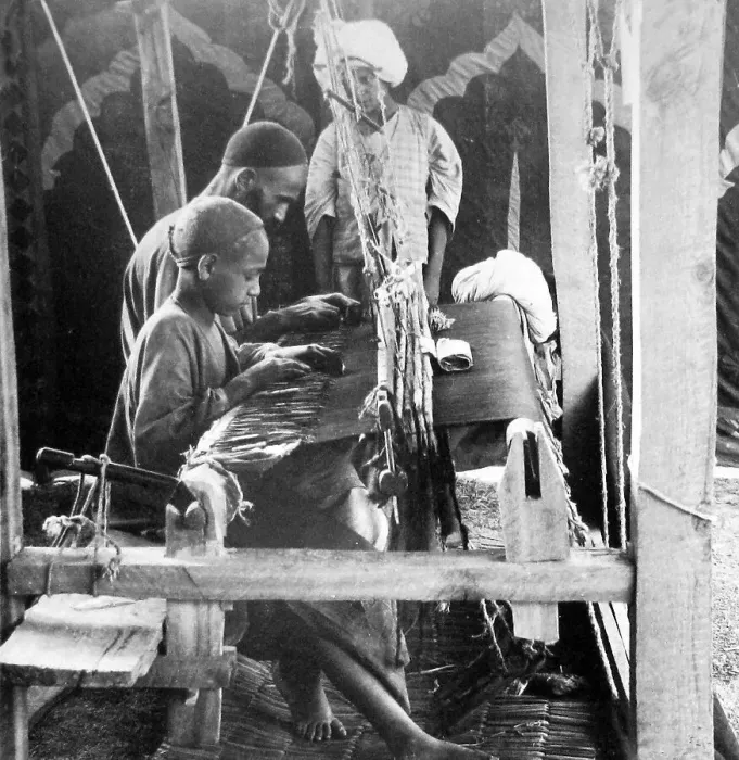 Framed Print : India - Shawl weavers in Cashmere early 1900s Framed Print : India - Shawl weavers in Cashmere early 1900s