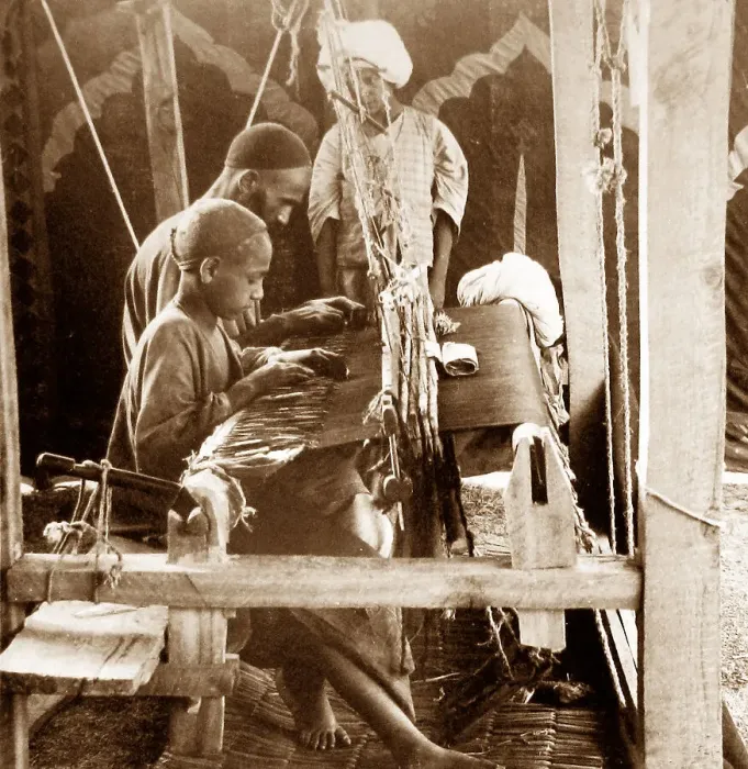 Framed Print : India - Shawl weavers in Cashmere early 1900s Framed Print : India - Shawl weavers in Cashmere early 1900s