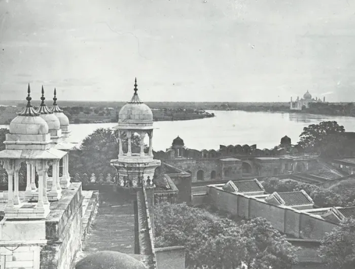 Framed Print : India - Taj Mahal Distant view from Muti Musjid Framed Print : India - Taj Mahal Distant view from Muti Musjid