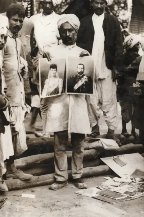 Framed Print : Indian street vendor with pictures of George V and Mary Framed Print : Indian street vendor with pictures of George V and Mary