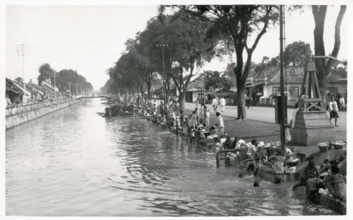 Framed Print : Indonesia - Java - Jakarta - Molenvliet Canal Framed Print : Indonesia - Java - Jakarta - Molenvliet Canal