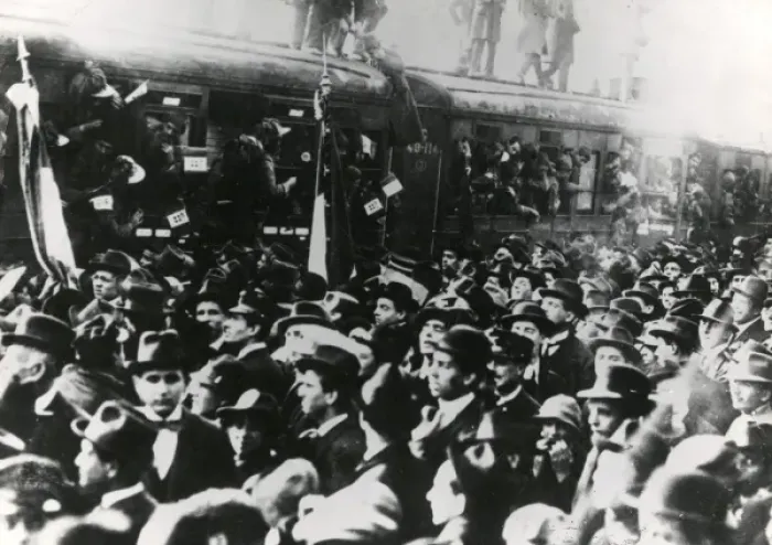 Framed Print : Italian Bersaglieri soldiers boarding a train, WW1 Framed Print : Italian Bersaglieri soldiers boarding a train, WW1
