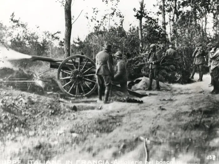 Framed Print : Italian gunners in a wood near Rheims, France, WW1