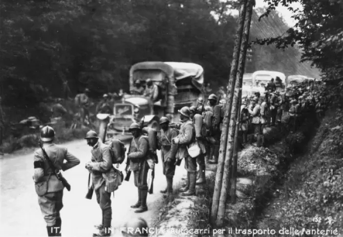 Framed Print : Italian infantry in wood near Rheims, France, WW1 Framed Print : Italian infantry in wood near Rheims, France, WW1