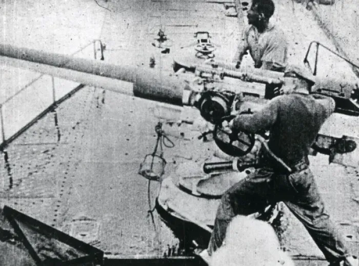 Framed Print : Italian naval guns in action, WW1 Framed Print : Italian naval guns in action, WW1