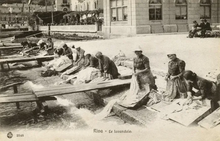 Framed Print : Italy - Riva del Garda - Women washing Framed Print : Italy - Riva del Garda - Women washing