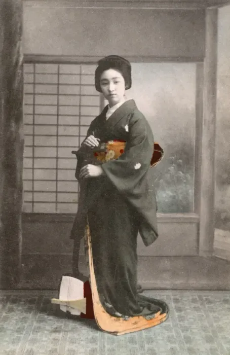 Framed Print : Japanese Geisha standing with her Traditional Shamisen Framed Print : Japanese Geisha standing with her Traditional Shamisen