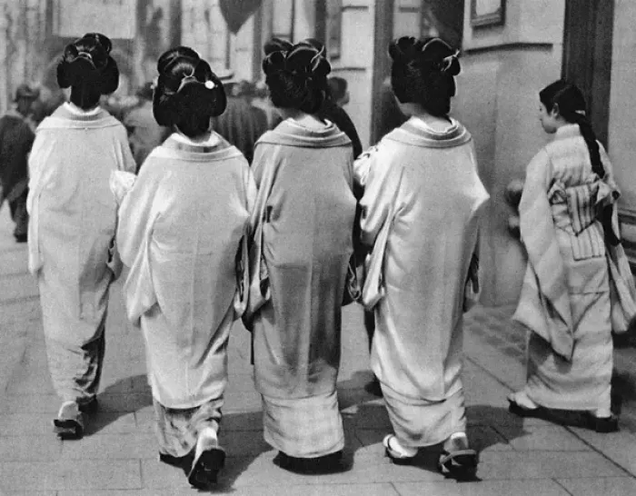 Framed Print : Japanese Geishas wearing summer Kimonos Framed Print : Japanese Geishas wearing summer Kimonos