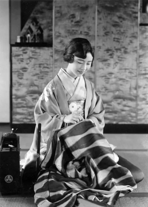 Framed Print : JAPANESE HOUSEWIFE SEWS Framed Print : JAPANESE HOUSEWIFE SEWS